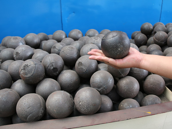 球磨機(jī)生產(chǎn)車間 球磨機(jī)生產(chǎn)車間