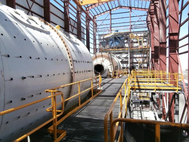 干式球磨機(jī)工作現(xiàn)場一角 干式球磨機(jī)工作現(xiàn)場一角