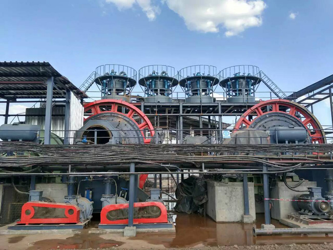 球磨機(jī)工作現(xiàn)場(chǎng) 球磨機(jī)工作現(xiàn)場(chǎng)