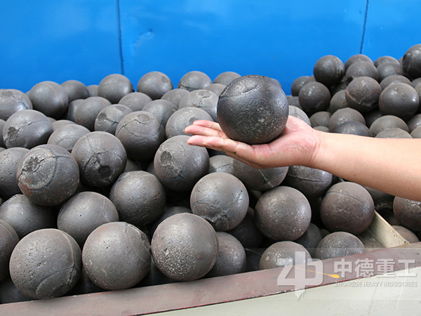 圓錐球磨機內(nèi)部的研磨鋼球展示 圓錐球磨機內(nèi)部的研磨鋼球展示