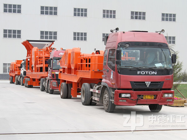 半掛車上的移動(dòng)破碎機(jī)