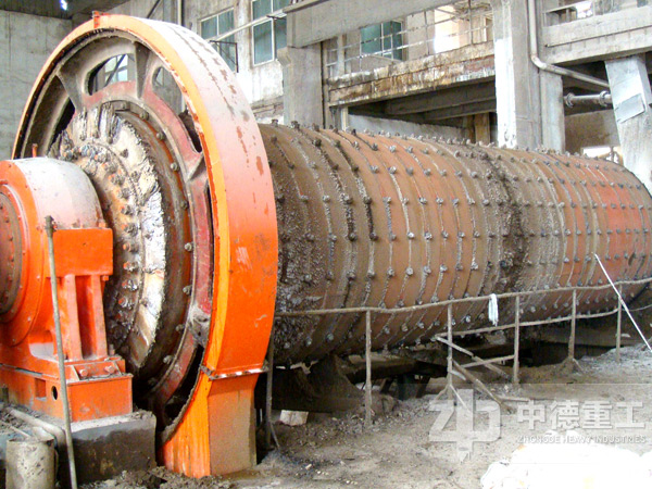 生產(chǎn)線的陶瓷球磨機(jī)