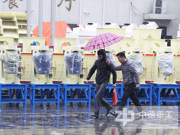 客戶參觀廠區(qū)的時候正好趕上下雨天