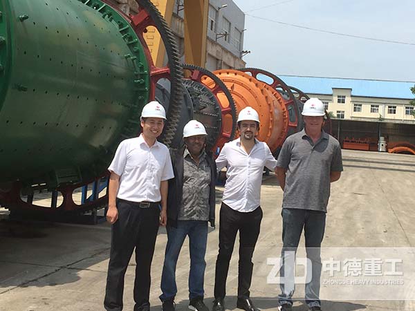 客戶來鐵礦石球磨機(jī)廠家參觀并合影