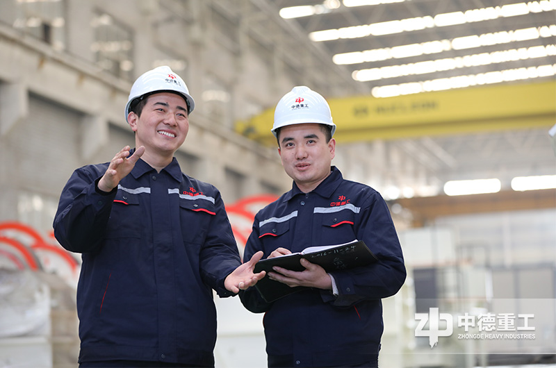 工人在探討設(shè)備工作中 工人在探討設(shè)備工作中